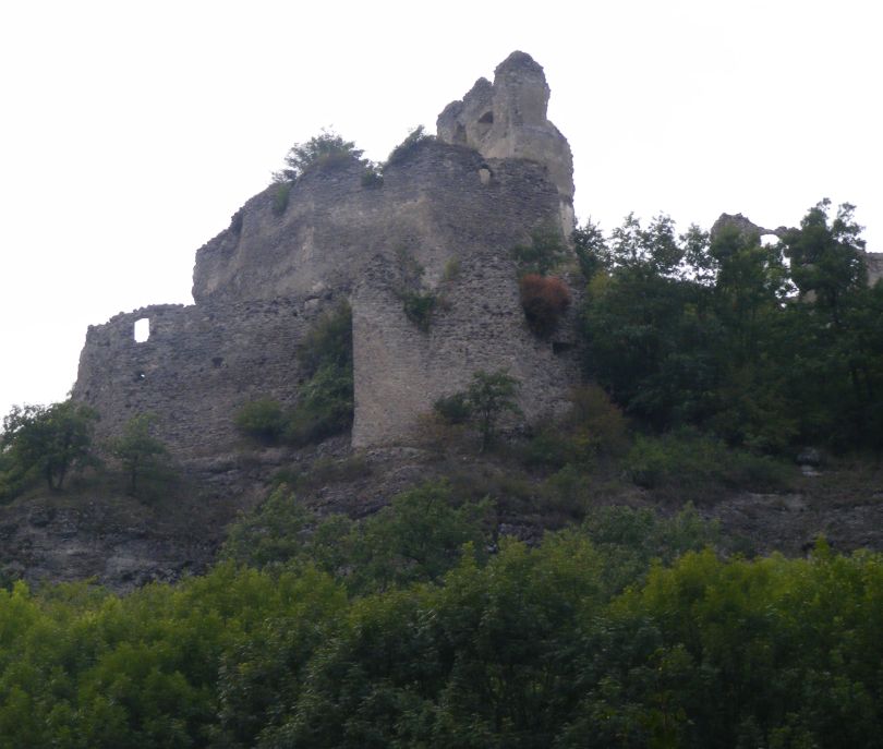 Cabrad castle ruin